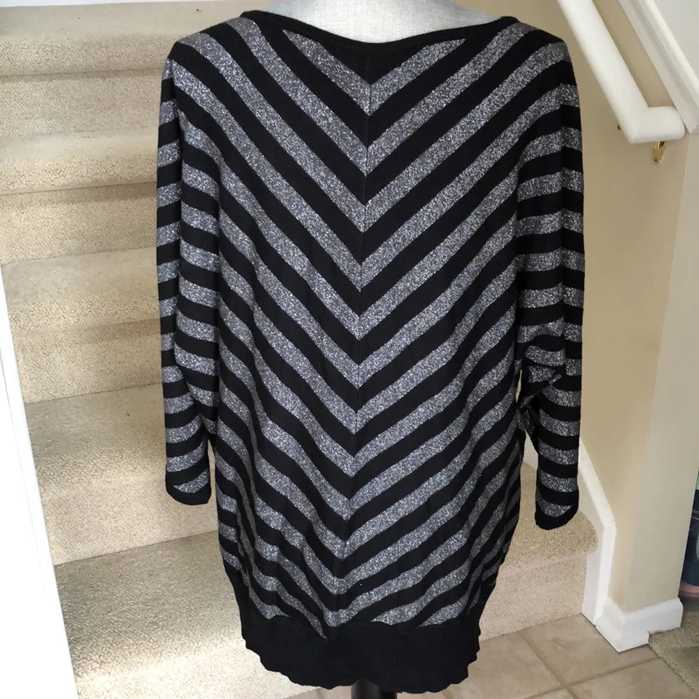 New Joan Vass women’s shimmer top. Size 2X. Black and metallic silver shimmer. - Picture 4 of 9